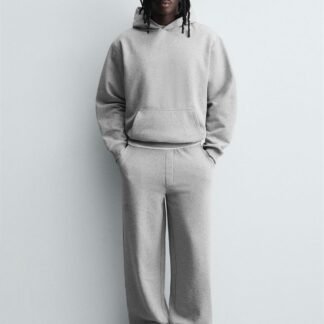 Sudadera gris con capucha